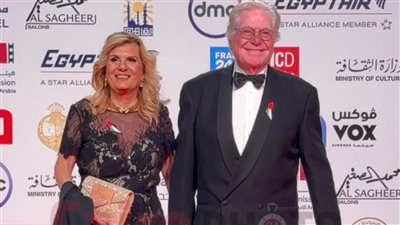 بيساعدها في حمل الفستان.. لقطة رومانسية من حسين فهمي لزوجته على ريد كاربت ختام مهرجان القاهرة السينمائي
