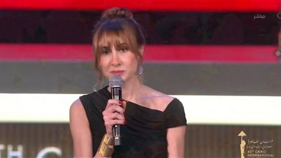 دياموند بو عبود تحصد جائزة أفضل ممثلة بمهرجان القاهرة السينمائي وتهديها للشعب اللبناني