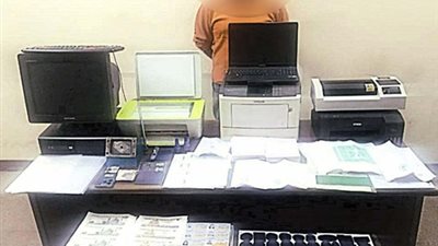 هارب من مؤبد.. القبض على عنصر إجرامي لتزوير محررات رسمية وعملات ورقية بالقاهرة