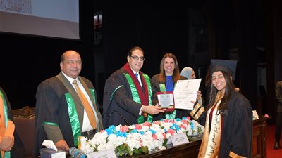 رئيس جامعة القاهرة لـ خريجي دفعة 95 طب الأسنان: يجب استكمال الدراسات العليا والوفاء لأساتذتكم 