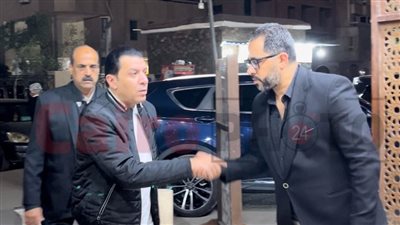 مصطفى كامل وعصام كاريكا يقدمان واجب العزاء في عادل الفار | صور