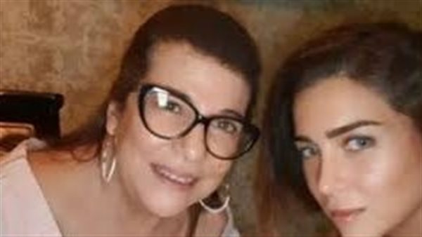 مي عز الدين ووالدتها