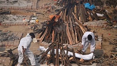 بعد إعلان وفاة خاطئ.. رجل هندي يستيقظ من الموت قبل حرق جثمانه بلحظات