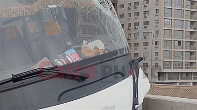 مصرع شخص وإصابة طالبين ومشرفة في اصطدام أتوبيس مدرسة بالرصيف أعلى دائري التجمع |صور 