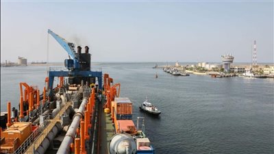 ميناء دمياط يستقبل أطنانًا من الذرة وفول الصويا وزيت الطعام