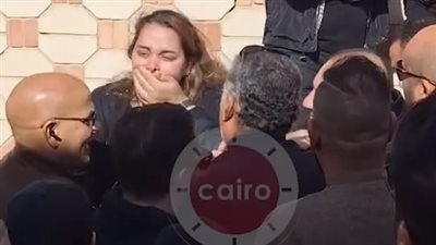 بعد منعها من دخول المقابر.. مشاجرة بالأيدي بين أرملة الملحن محمد رحيم وأسرته | فيديو