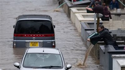 العاصفة بيرت تتسبب في فيضانات تغرق السيارات والشوارع ببريطانيا