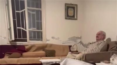 متمسكا بجذوره.. مسن لبناني يرفض مغادرة منزله رغم تعرضه للقصف