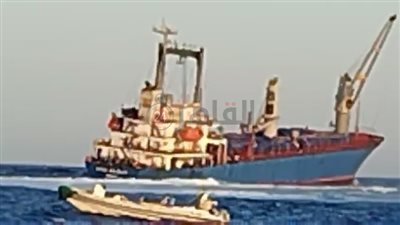 بعد بدء غرقها جزئيا.. السفينة المنكوبة بالبحر الأحمر على متنها 4 آلاف طن ردة