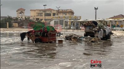 البحر خرج 50 مترًا وخسائر بالملايين.. الأمواج تغرق كافيتريات شاطئ بورسعيد تزامنا مع المنخفض الجوي| بث مباشر
