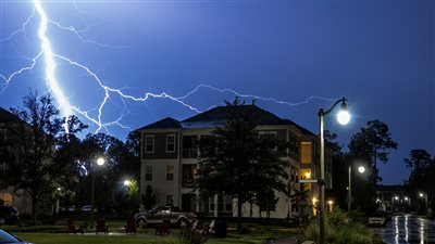  الوقاية من البرق والرعد والأمطار.. ماذا تفعل بالبيوت أو الشارع؟