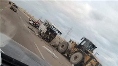 مصرع شخص وإصابة 21 آخرين في تصادم ميني باص مع لودر بطريق الإسكندرية مطروح