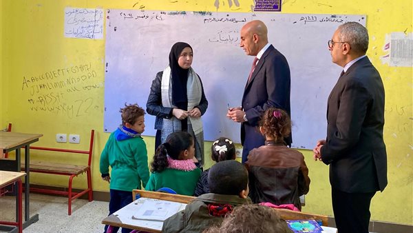 وزير التعليم مع طلاب