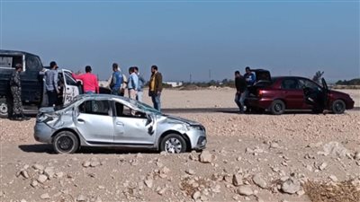 إصابة شخصين في انقلاب سيارة ملاكي على صحراوي قنا| صور