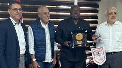 حسين لبيب يستقبل رئيس الاتحاد الناميبي ويُهديه درع وعلم النادي على هامش زيارته للقاهرة