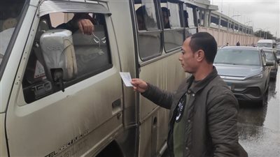 ضبط 15 حالة مخالفة للميكروباصات بتقطيع خطوط السير وتحصيل أجرة زيادة بالجيزة