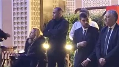 الحزن يسيطر على شقيق محمد رحيم خلال تلقيه العزاء في مسجد الشرطة | بث مباشر