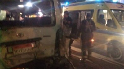 حادث تصادم بين سيارة نقل ثقيل وميكروباص على الطريق الصحراوي في الإسكندرية 