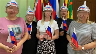 شاب يخدع مدرسين روس بصنع قبعات واقية من إشعاعات الأقمار الصناعية 