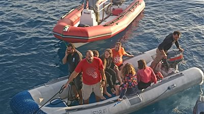 القوات المسلحة تنجح في إنقاذ 28 شخصا من ركاب مركب سياحي تعرض للغرق بمرسى علم