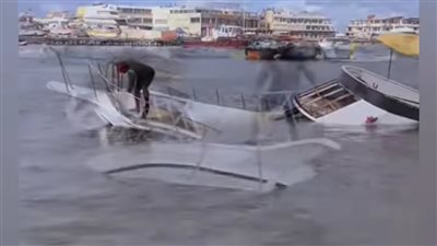 غرق لانش وتحطم سيارة وسقوط سقف نادٍ بسبب نوة باقي المكنسة بالإسكندرية