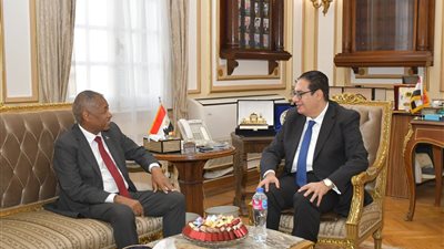 رئيس جامعة القاهرة يناقش مع السفير السوداني سبل الدعم والرعاية للطلاب السودانيين