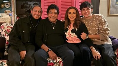 أنغام تنشر صورة مع الكينج محمد منير رفقة نجلها.. وتعلق: قعدة عائلية ماتتعوضش