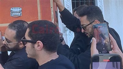 كأنه والده.. حمادة هلال يحمل نعش جثمان حماه في جنازة الراحل