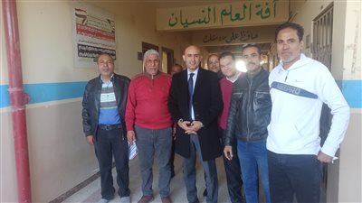 خلال زيارة مفاجئة.. وزير التربية والتعليم يكافئ 4 مديري مدارس ببني سويف
