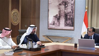 رئيس الوزراء يلتقي رئيس الديوان الأميري لإمارة عجمان بالإمارات