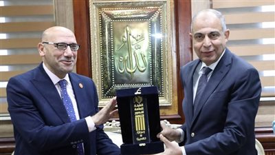 الثقافة تهدي درعها لمحافظ المنيا في ختام مؤتمر أدباء مصر