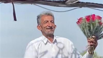 رقص بائع ورد على مركب نيلي يثير إعجاب السوشيال ميديا.. ومتابع: رقص في فرحي سنة 1992