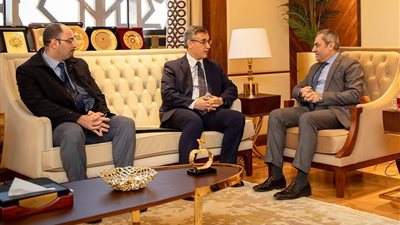 رئيس شركة العاصمة يبحث مع سفير الجزائر إجراءات نقل مقر السفارة للحي الدبلوماسي