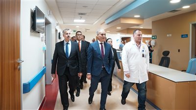 رئيس حماية المستهلك يطمئن على أطفال غزة في مستشفى الناس 