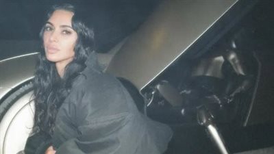 كيم كارداشيان توضح حقيقة تلقيها 30 ألف دولار مقابل جلسة التصوير مع روبوت تسلا.. ما القصة؟
