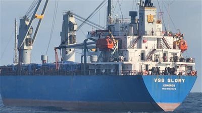 الاستعانة بقاطرة بحرية من أبوقير.. استمرار عمليات صيانة سفينة بعد شحوطها أمام سواحل القصير