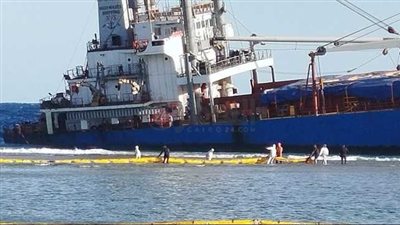 استمرار مكافحة آثار تسرب الوقود الناتج عن جنوح سفينة بضائع جنوب مدينة الغردقة