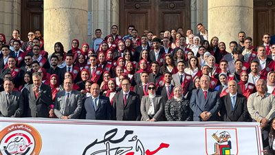 رئيس جامعة القاهرة يتوسط صورة تذكارية مع رؤساء ونواب اتحاد الكليات