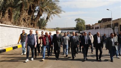قبل افتتاحه.. محافظ الجيزة يتفقد التجهيزات النهائية لسوق اليوم الواحد بإمبابة | صور
