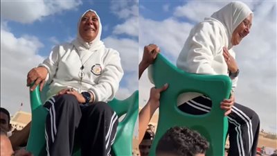 أم للكلية.. طلاب تربية رياضية يحملون أستاذة جامعية على الكرسي خلال حفل تخرجهم| فيديو