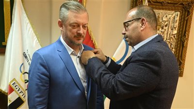 ياسر إدريس يمنح رئيس اللجنة البارالمبية الدولية قلادة الأولمبية المصرية