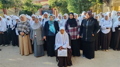 أجلسوها على كرسي في أرض الطابور.. معهد أزهري يحتفي بطالبة حفظت القرآن كاملا بقنا