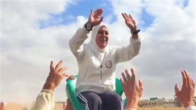 حملوها على الأعناق.. علاقة استثنائية تربط دكتورة جامعية بطلاب التربية الرياضية جامعة المنيا| صور