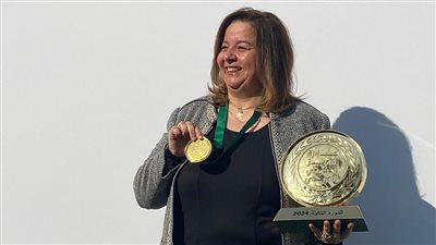 مي عبد الحميد تحصد جائزة التميز الحكومي العربي لأفضل مدير عام 