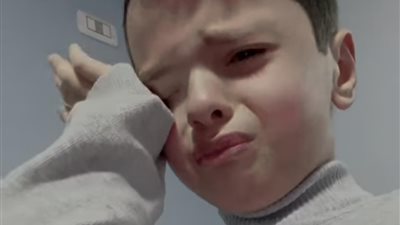 أريد العودة إلى منزلنا.. صغير فلسطيني يبكي بعد وقف إطلاق النيران بلبنان ويثير تعاطف السوشيال ميديا