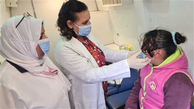 الكشف والعلاج مجانًا.. فحص 1576 مواطنًا خلال قافلة طبية بقرية قراقص في البحيرة