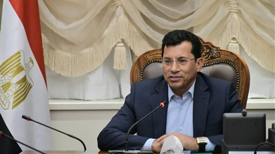 وزير الرياضة ورئيس اللجنة الأولمبية يجتمعان باتحادات رفع الأثقال والمصارعة | صور