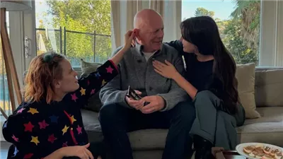 بعد تطور مرضه.. بروس ويليس يظهر في صور نادرة مع ابنتيه احتفالا بعيد الشكر