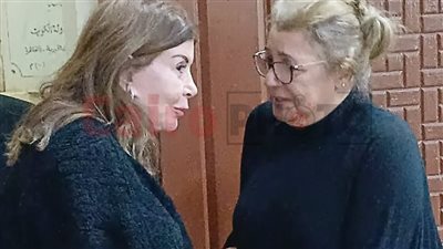 حزن الفنانة حنان سليمان خلال تلقي عزاء شقيقها بالمعادي.. وميرفت أمين أول الحضور| بث مباشر