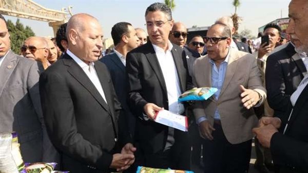 جانب من افتتاح أسواق